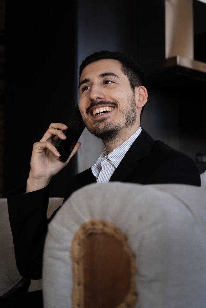 Abogado de Estudio ZR atendiendo una consulta telefónica en la oficina