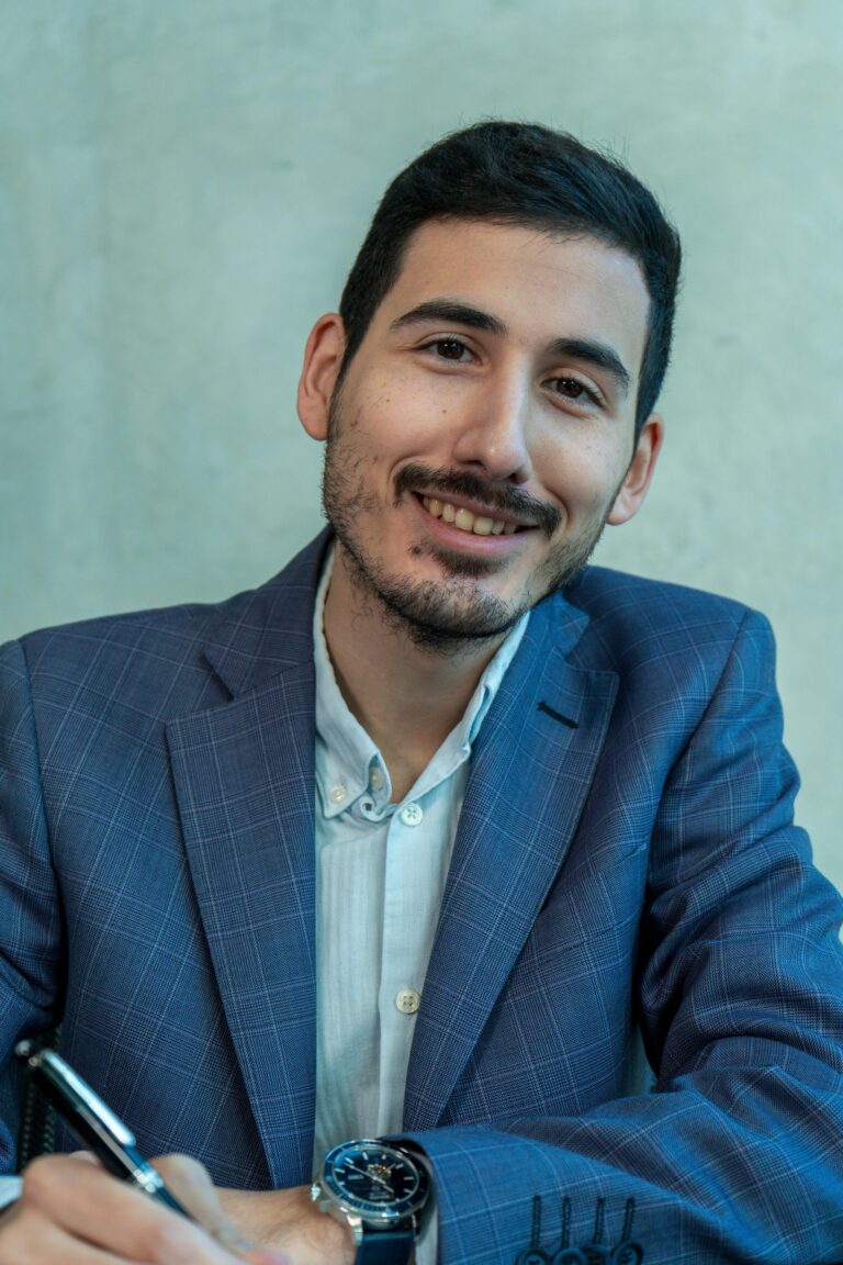 Abogado de Estudio ZR tomando notas durante una consulta por ciudadanía italiana