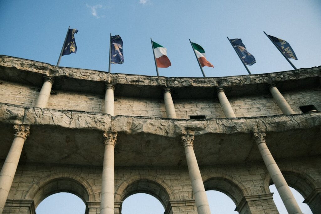 Coliseo Romano con Banderas Italianas — Ciudadanía Italiana