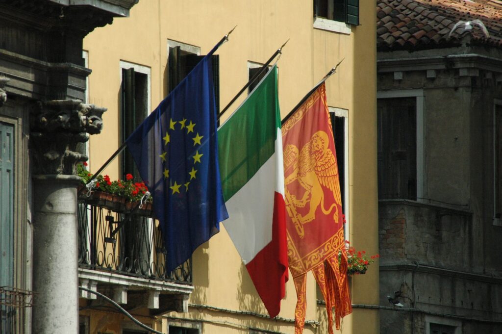 italian flag european union flags rome - Foto de CARLOSCRUZ ARTEGRAFIA (Pexels)