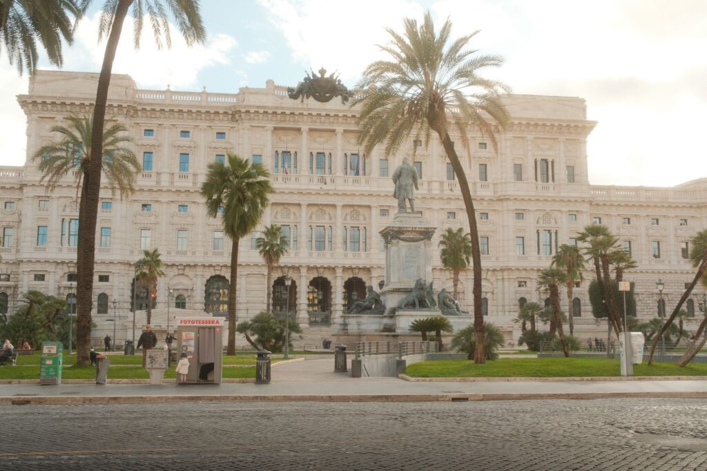 rome courthouse justice italy columns - Foto de Alec Doualetas (Pexels)