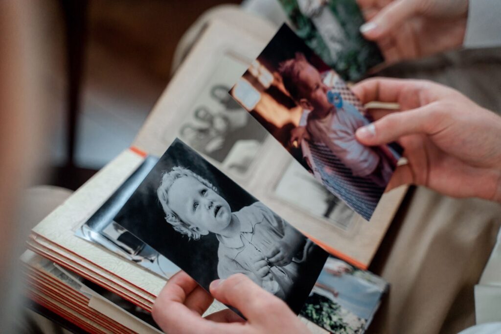 vintage italian family immigration old photographs - Foto de cottonbro studio (Pexels)