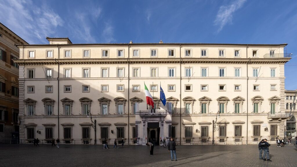 Fachada del Palazzo Chigi en Roma, sede del Gobierno italiano, con las banderas de Italia y de la Unión Europea en el balcón