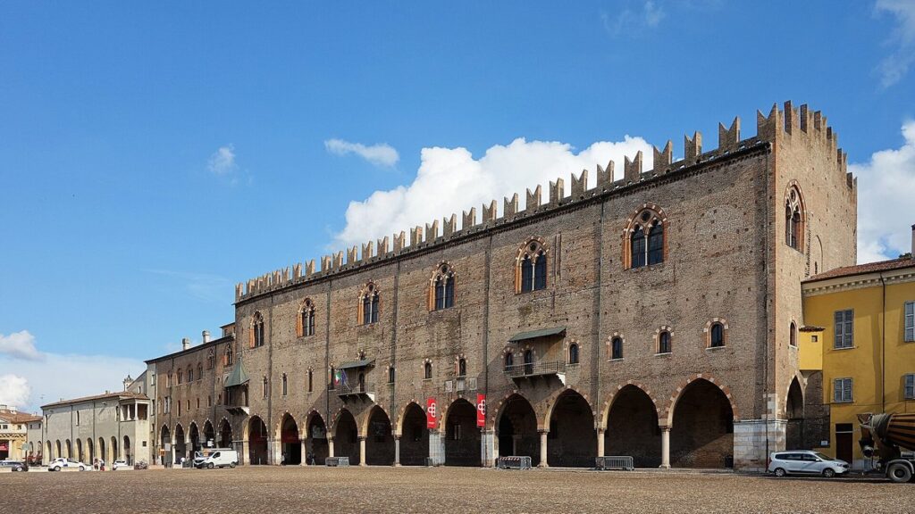 Palazzo Ducale de Mantua, fachada medieval con arcadas, visto desde la plaza