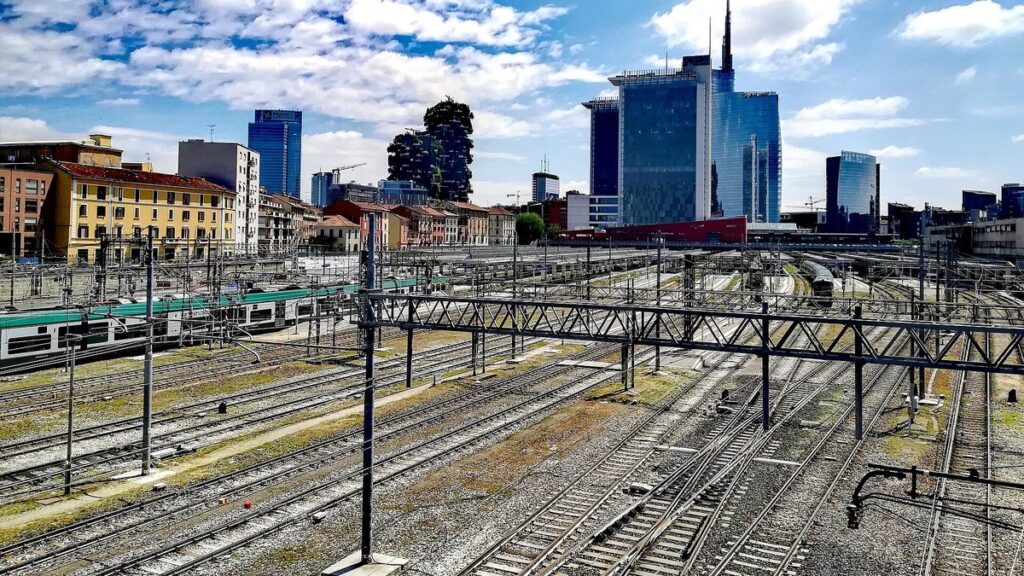 Skyline del distrito financiero de Milán con la estación de trenes Porta Garibaldi en primer plano