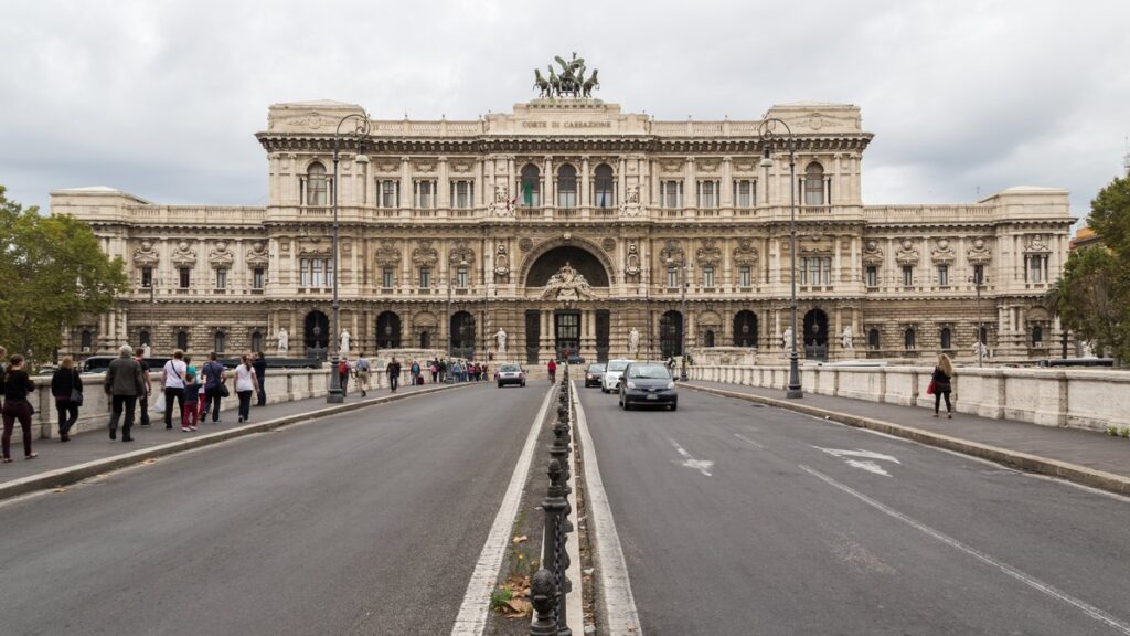 Fachada del Palacio de Justicia (Corte Suprema di Cassazione) de Roma, vista de día