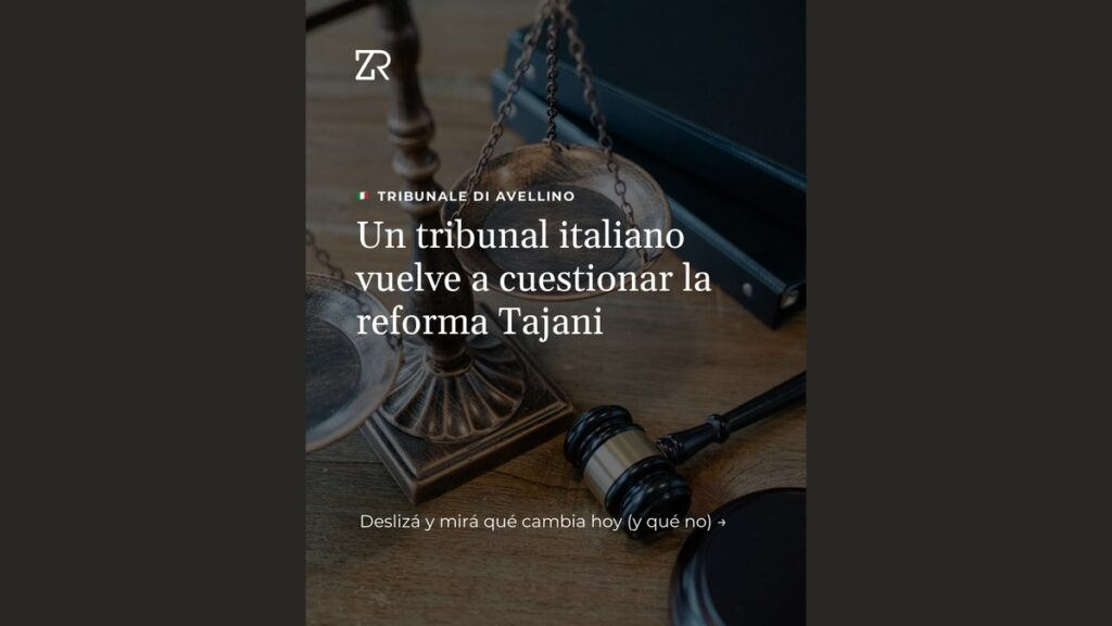 Portada del carrusel 'Un tribunal italiano vuelve a cuestionar la reforma Tajani - Tribunale di Avellino', con balanza y martillo de juez sobre un escritorio de madera